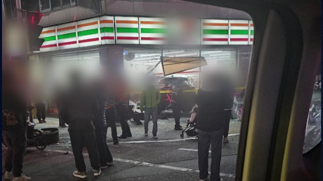 대구에서 음주 차량 편의점으로 돌진...3명 병원 이송 / YTN