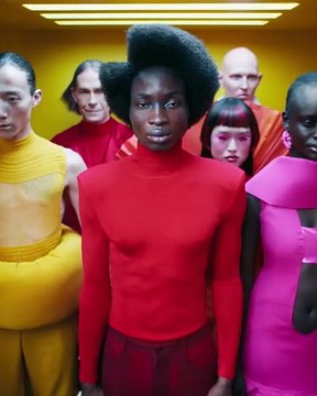 Regardez cette campagne de pub surréaliste de la marque de voitures Jaguar , décriée car jugé trop woke avec des mannequins androgynes.. et surtout sans montrer aucun véhicule !