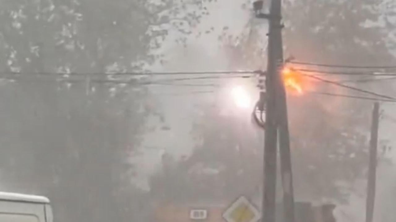 Dramatic footage of electric pole explosion amid intense rainfall ...