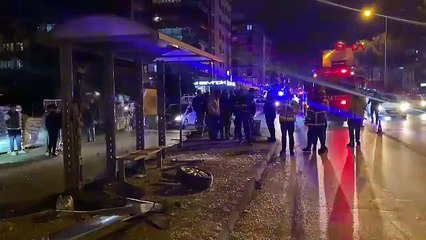 Otobüs durağına dalan otomobil, 3 öğrenciyi yaraladı