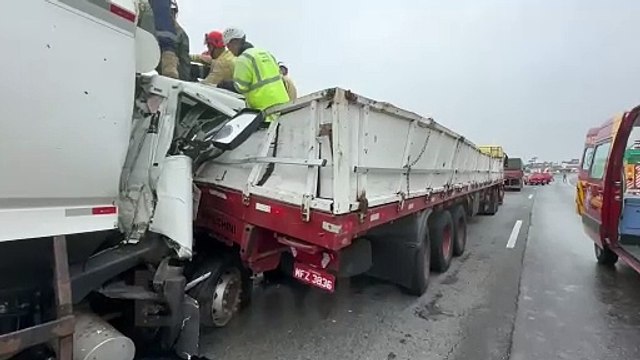 Acidente entre caminhões deixa dois feridos no Contorno Leste