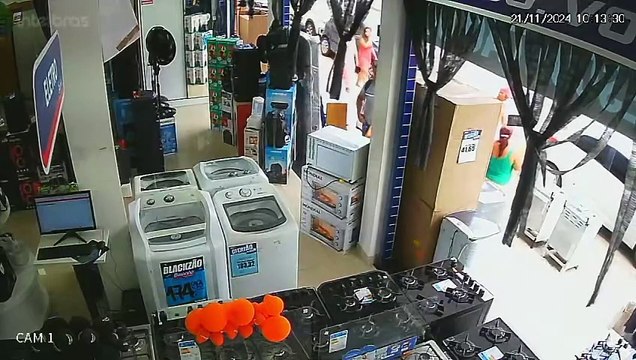 VÍDEO: Homem é flagrado furtando aparelho de som em loja do Baianão; assista
