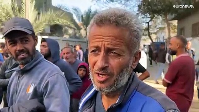 هكذا تبدو غزة.. إما دمارٌ ودماء.. وإما طوابير من أجل ربطة خبز لمن استطاع إلى الحياة سبيلا