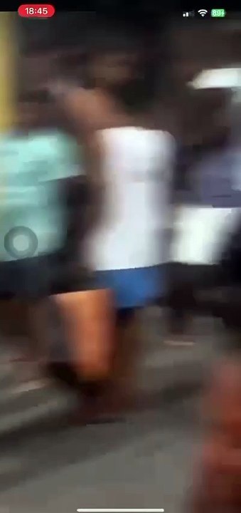 Carro capota durante fuga em Itapuã; arma apreendida