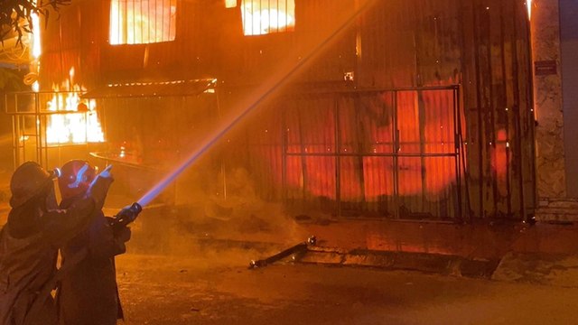 Hà Nội: Xưởng làm biển quảng cáo bốc cháy trong đêm