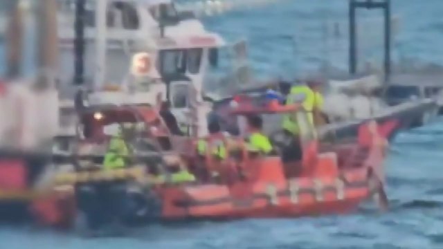 여수 해상에서 18명 탑승한 어선 갯바위 충돌...7명 부상 / YTN