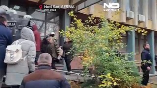 Serbia, folla furiosa per il crollo del tetto alla stazione di Novi Sad, undici arresti