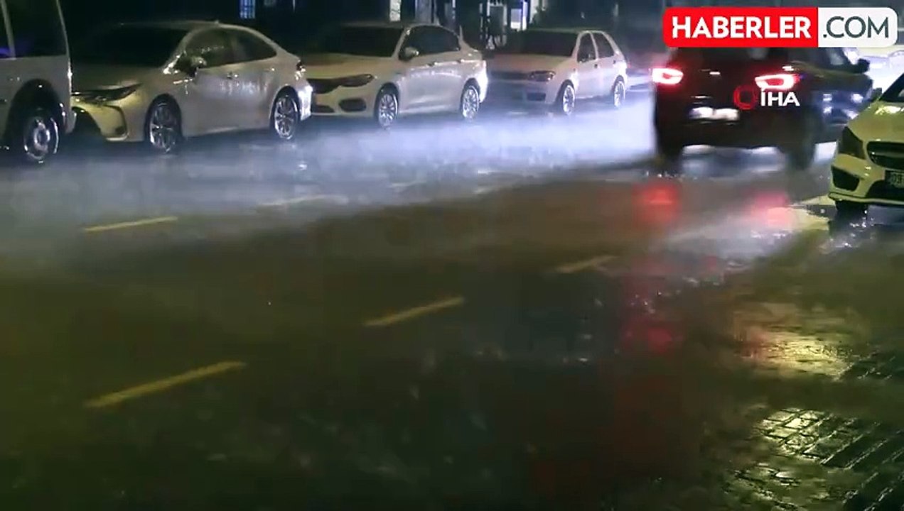 Nazilli'de sağanak cadde ve sokakları suyla doldurdu, belediye başkanı özür diledi