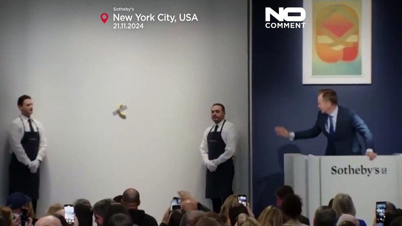La banana di Cattelan comprata per 5,8 milioni di euro, le immagini dell'asta a New York