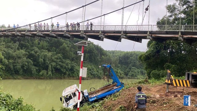 Tiếp tục tìm kiếm 2 nạn nhân vụ xe rác rơi từ cầu treo