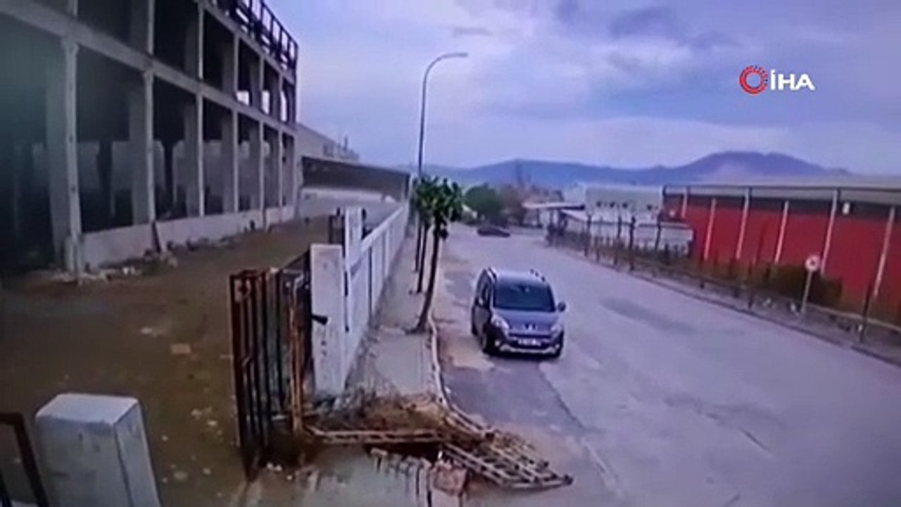 Bursa'da inşaatın çatısından kopan 5 metrelik çelik, aracın tavanına saplandı!