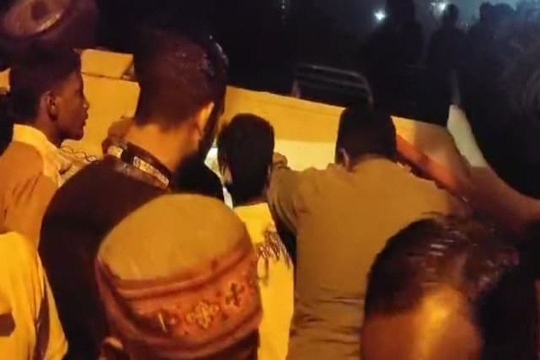 Gonda news: Video: भीषण हादसा ओवर ब्रिज की रेलिंग तोड़ 40 फीट नीचे गिरी पिकअप, मची चीख पुकार