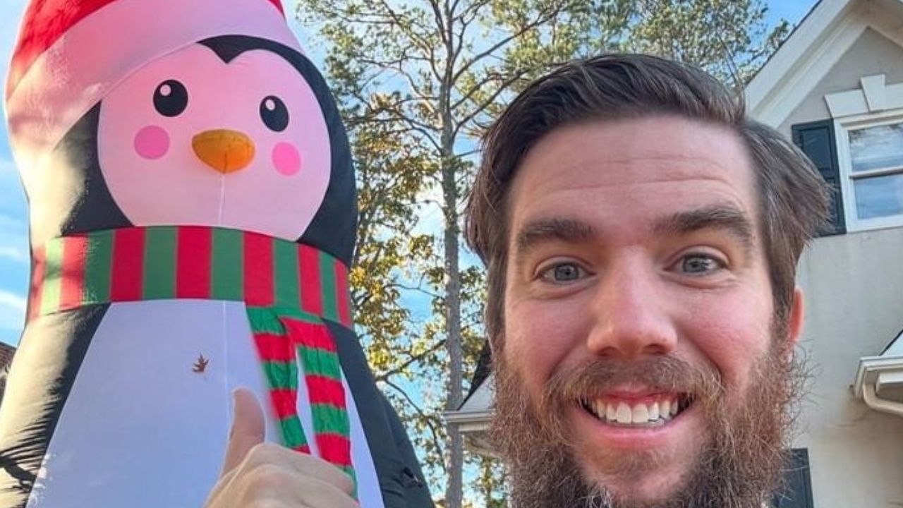 Mann überrascht seine Frau, indem er einen 20 Fuß langen aufblasbaren Pinguin in ihren Garten stellt