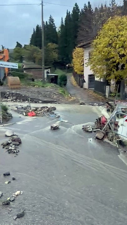 Forte maltempo a Figline di Prato, la rotonda finisce sott'acqua