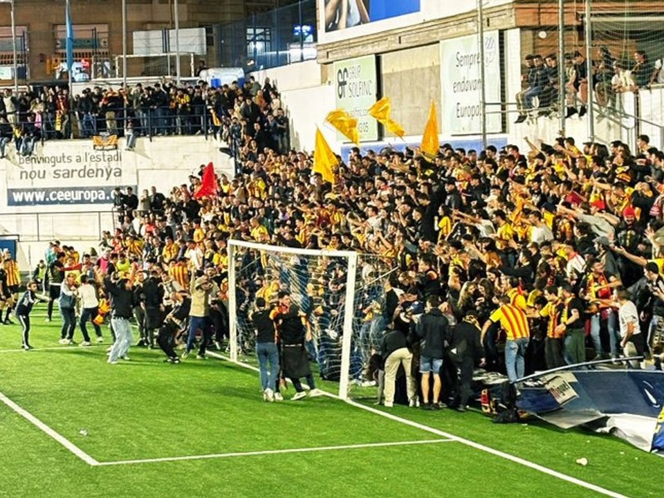 Fußball-Fail: Bande stürzt samt Zuschauern ein