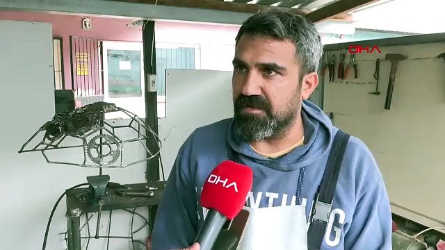 Atık malzemelerden ürettiklerini gören dönüp dönüp tekrar bakıyor