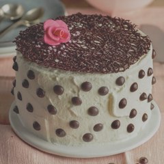 Tarta de nata y chocolate con decoración espectacular - Cocina Fácil