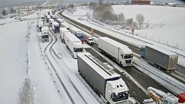 Piégés par la neige, des centaines de véhicules passent la nuit sur l'A36
