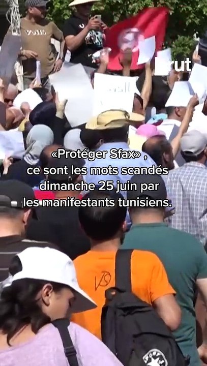 Des manifestants protestent à Sfax contre la présence de migrants subsahariens en situation irrégulière