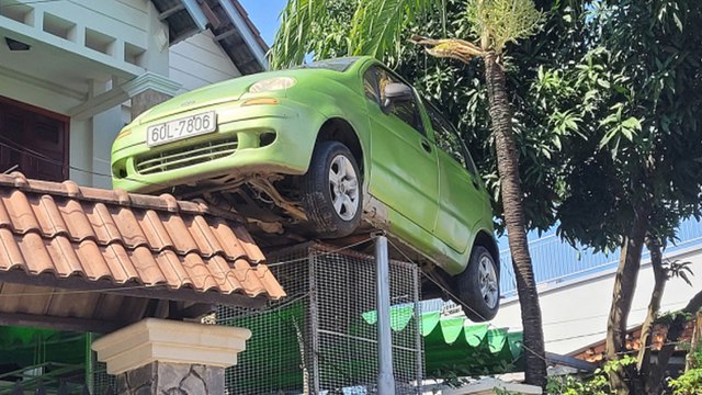 Đồng Nai: Ô tô treo trên cổng nhà đã được đưa xuống