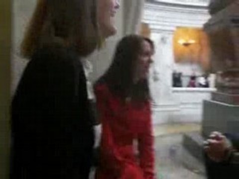 Invalides Marion va toucher le tombeau de Napoléon