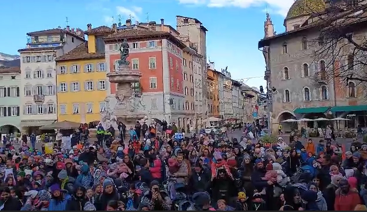 Trento, la marcia dei pi? piccoli per chiedere la pace nel mondo