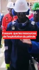 Bassirou Diomaye Faye en visite sur une plateforme pétrolière.