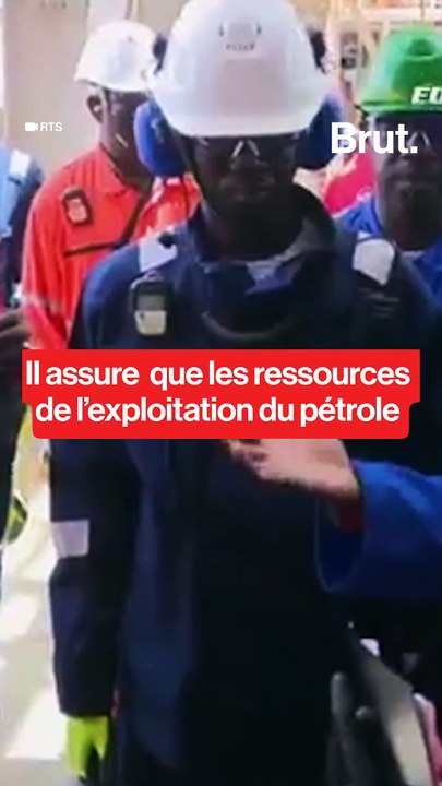 Bassirou Diomaye Faye en visite sur une plateforme pétrolière.
