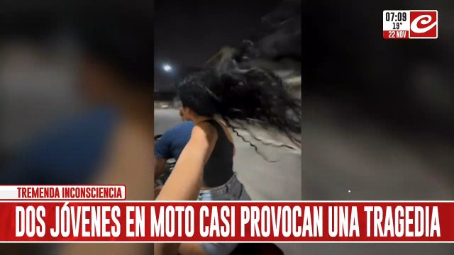 Tremendo video: dos bobinas en moto casi provocan una tragedia