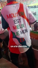 Il imprime des messages fantaisistes sur les maillots des supporters