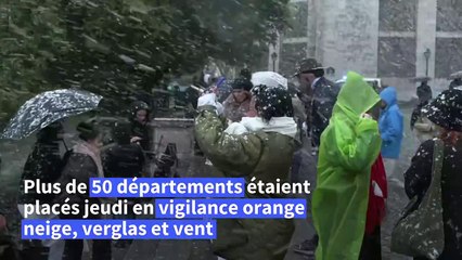 "Le miracle de Noël": des touristes savourent la neige à Paris