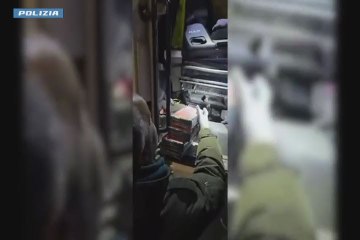Sul traghetto con 87 kg di cocaina, 79 panetti sotto ai sedili del camionista - Video