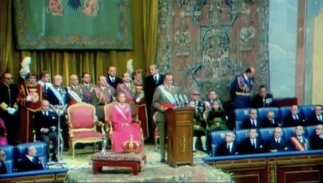 El Rey Juan Carlos, coronado en las Cortes