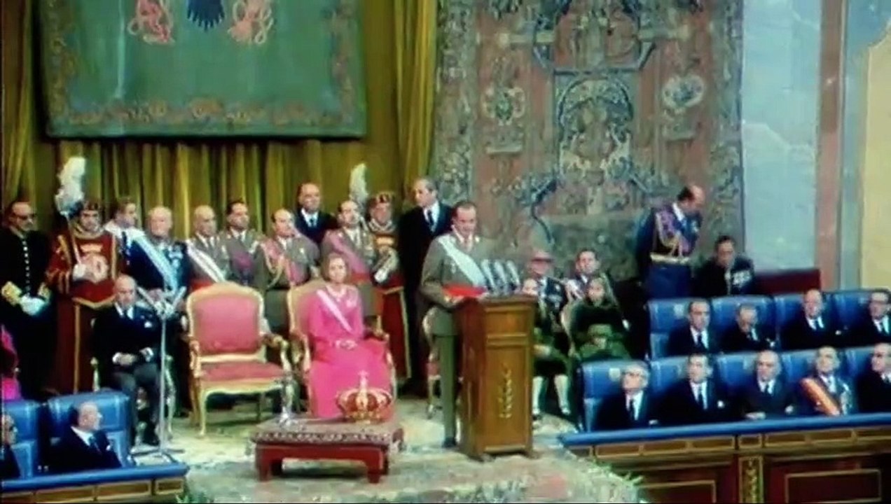 El Rey Juan Carlos, coronado en las Cortes