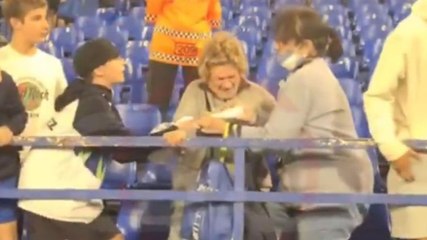 Donna e bambino litigano per la maglia: caos in tribuna