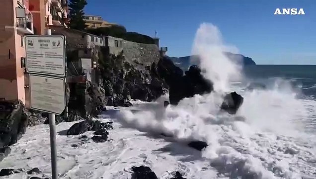 Maltempo in Liguria, forte mareggiata sulla costa genovese
