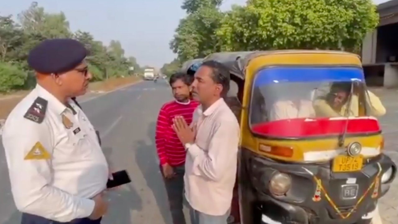Rickshaw meant for four is stopped and fined for holding 15 people