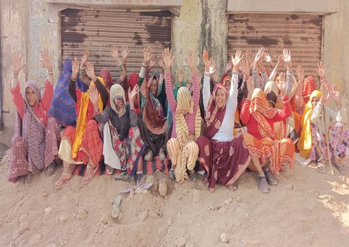 शराब का ठेका खोलने का विरोध, महिलाओें का तीसरे दिन भी धरना-प्रदर्शन जारी... देखें वीडियो