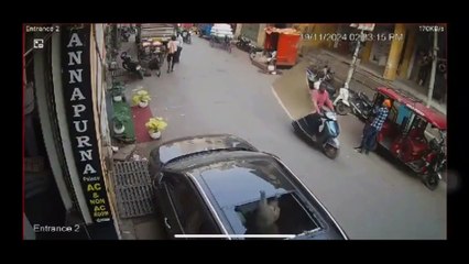 Regardez ce qui tombe du toit... un singe