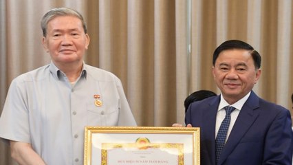 Ông Đinh Thế Huynh nhận huy hiệu 50 năm tuổi Đảng