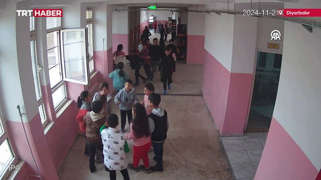 Nefes borusuna şeker kaçan öğrencisini Heimlich manevrasıyla kurtardı