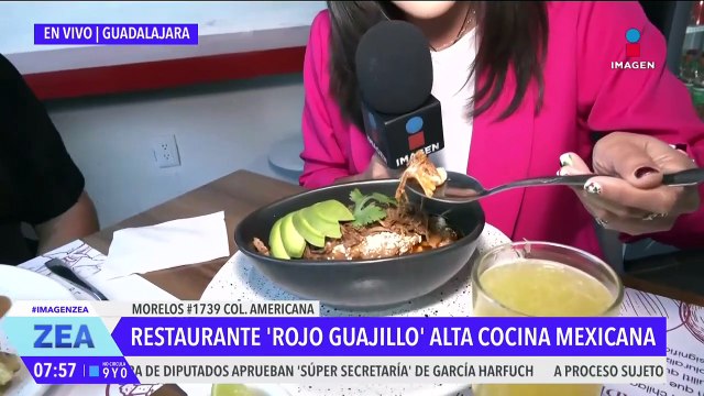 Nallely Medina desayuna birriaquiles en Rojo Guajillo, en Guadalajara