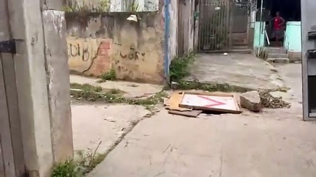 Desmanche de veículos roubados foi encontrado pela Polícia Militar no Complexo do Lins, Zona Norte do Rio