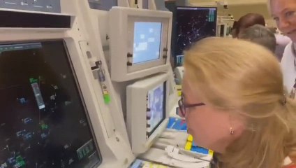 Una controladora aérea a punto de jubilarse y se encuentra de repente a las personas más especiales al otro lado de la frecuencia