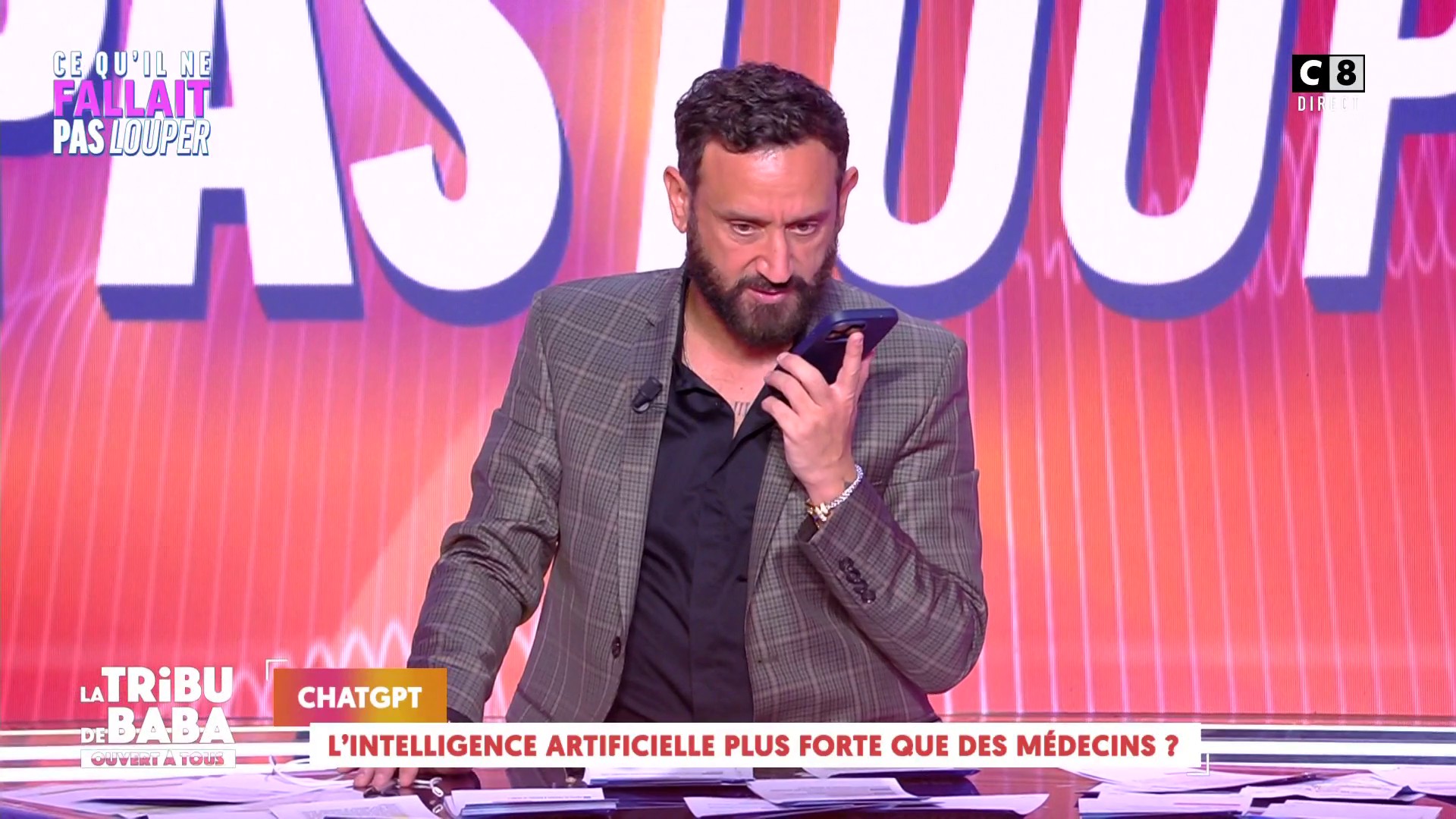J'ai un énorme problème avec mes enfants" : Cyril Hanouna interrompt TPMP  pour répondre à un appel de sa fille Bianca (VIDEO)