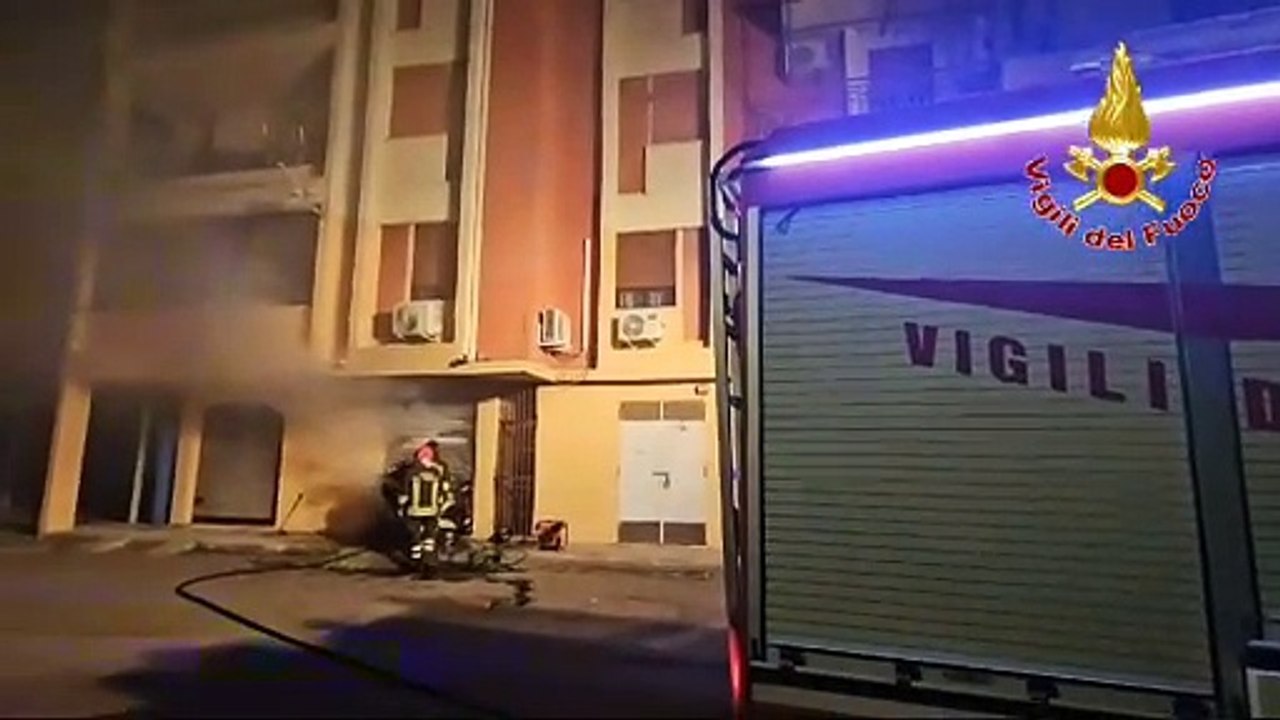 Crotone, incendio magazzino