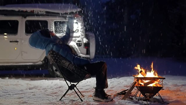 It's so hot, let's watch an episode of snow camping before going to bed to relieve stress and help you sleep. #camping in the snow #Unzip #Shake before going to bed #camping #Outdoor Camping