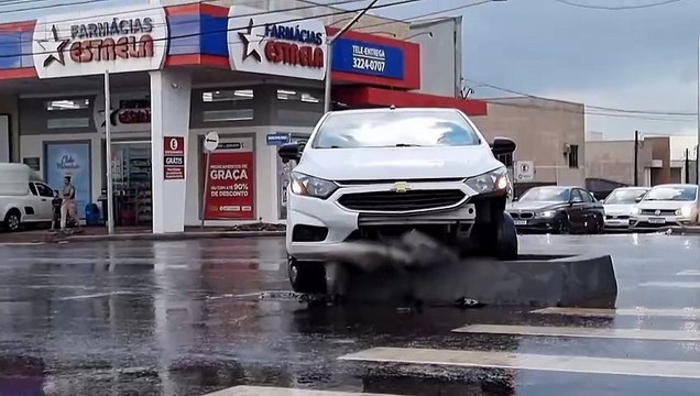 Mais um! carro fica preso em canteiro central na Avenida Carlos Gomes