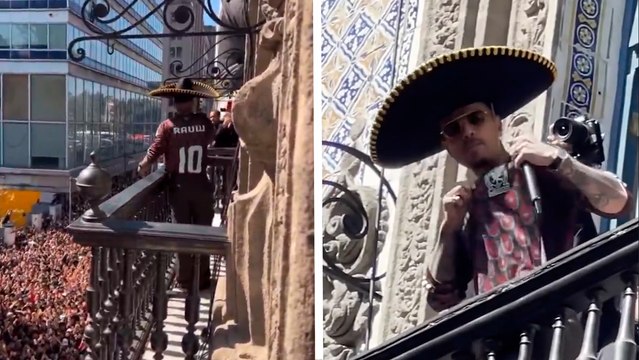 Rauw Alejandro está en México y con playera de la Selección Mexicana sorprende a sus fans en el Zócalo Capitalino