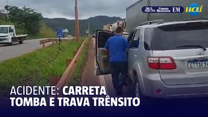 Tombamento de carreta na Fernão Dias e trava trânsito